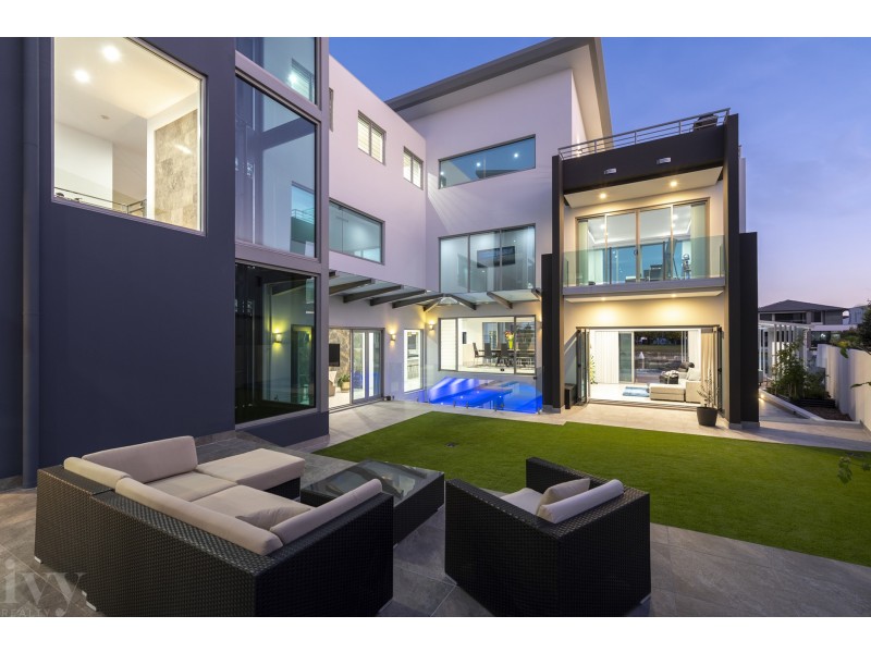 19 Knightsbridge Parade East, Sovereign Islands QLD 4216