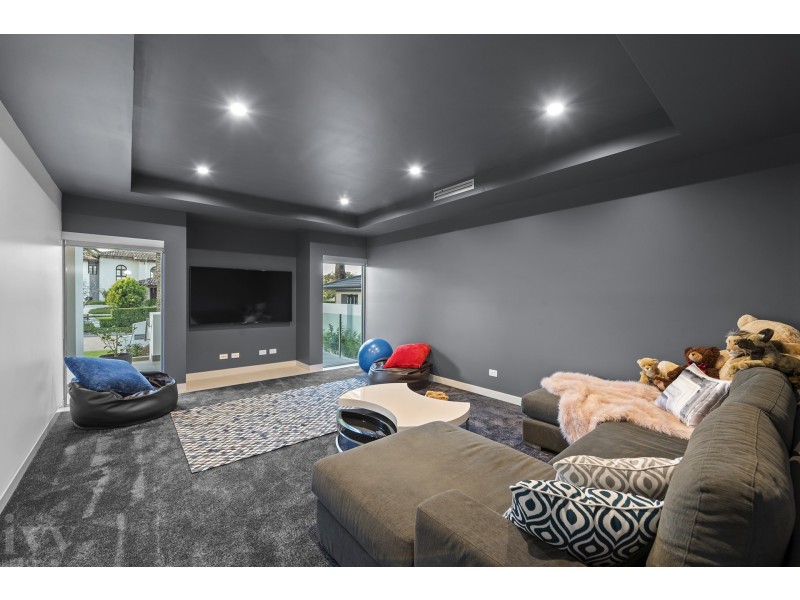 19 Knightsbridge Parade East, Sovereign Islands QLD 4216