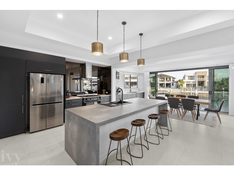 19 Knightsbridge Parade East, Sovereign Islands QLD 4216