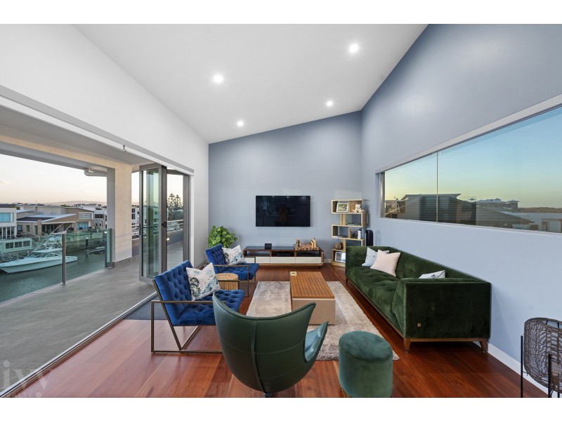 19 Knightsbridge Parade East, Sovereign Islands QLD 4216