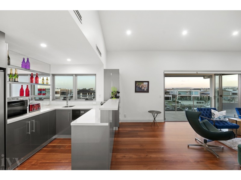 19 Knightsbridge Parade East, Sovereign Islands QLD 4216