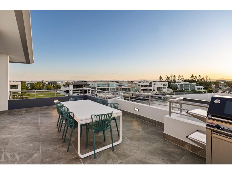 19 Knightsbridge Parade East, Sovereign Islands QLD 4216