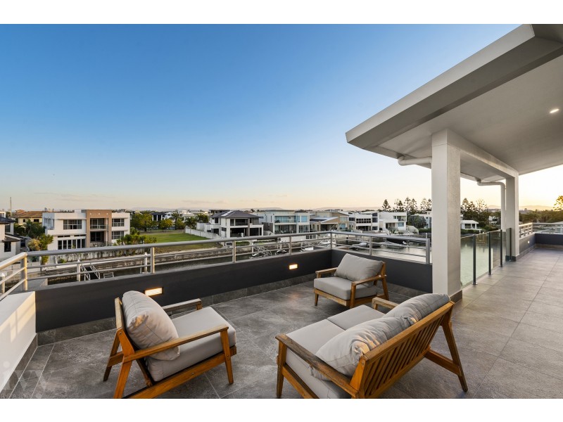 19 Knightsbridge Parade East, Sovereign Islands QLD 4216