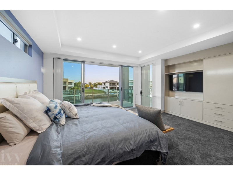 19 Knightsbridge Parade East, Sovereign Islands QLD 4216