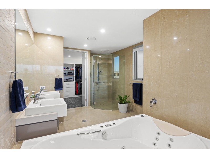 19 Knightsbridge Parade East, Sovereign Islands QLD 4216