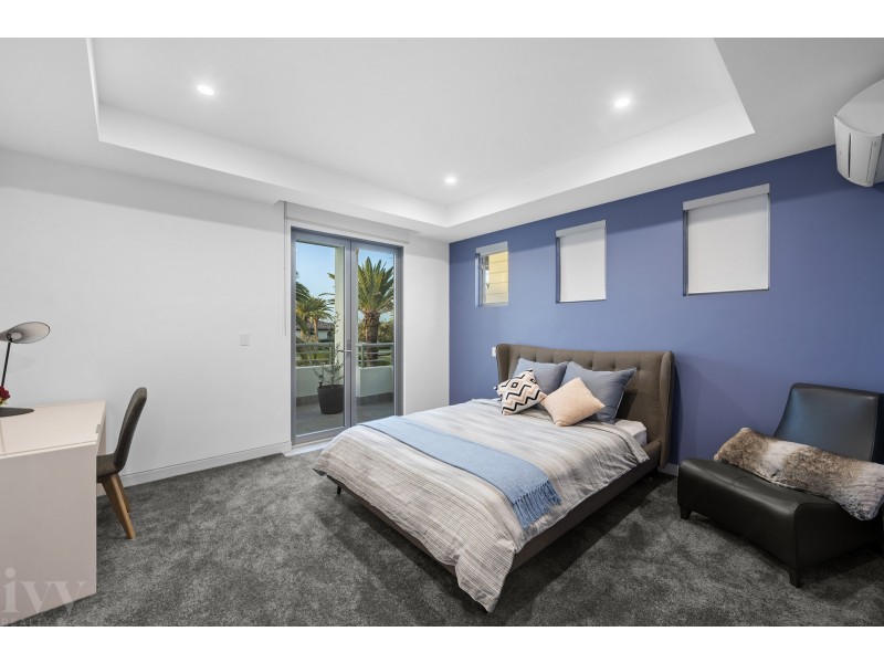 19 Knightsbridge Parade East, Sovereign Islands QLD 4216