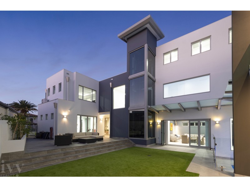 19 Knightsbridge Parade East, Sovereign Islands QLD 4216