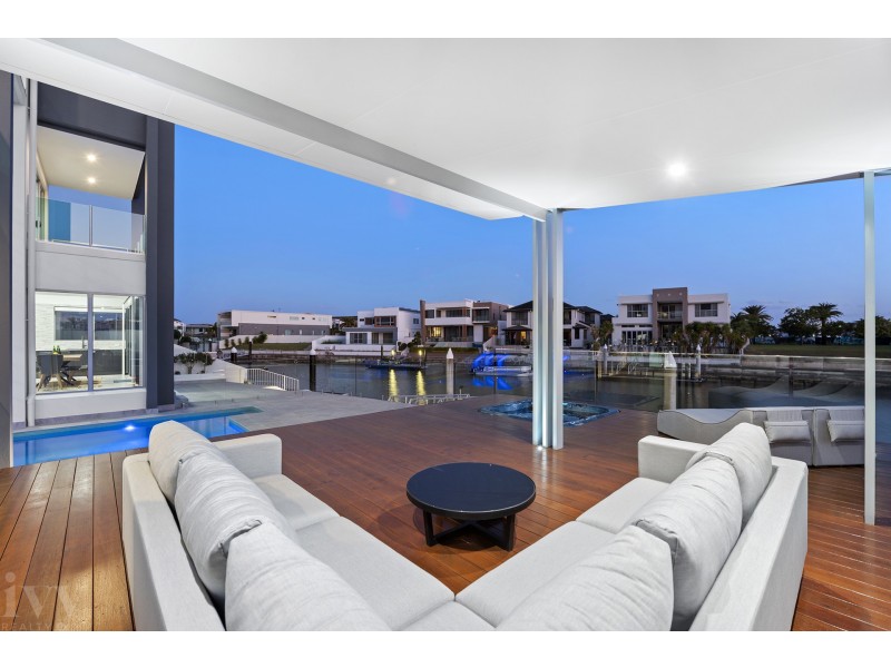 19 Knightsbridge Parade East, Sovereign Islands QLD 4216