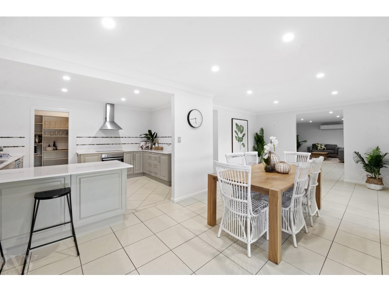 22 Maureen Court, Broadbeach Waters QLD 4218
