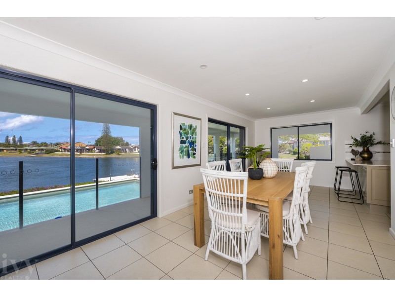 22 Maureen Court, Broadbeach Waters QLD 4218