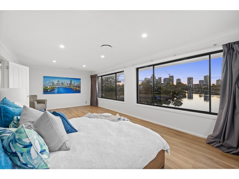 22 Maureen Court, Broadbeach Waters QLD 4218