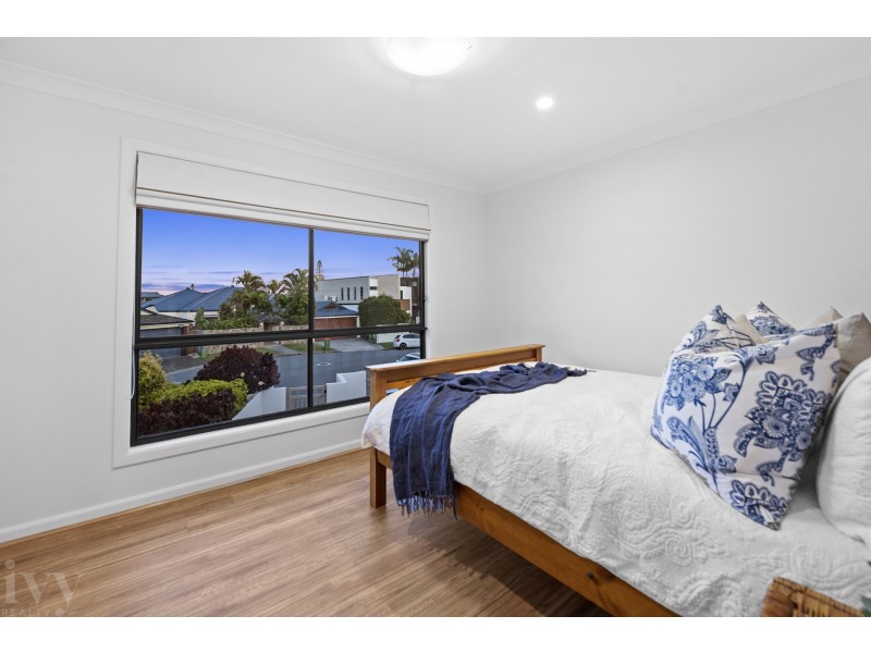 22 Maureen Court, Broadbeach Waters QLD 4218