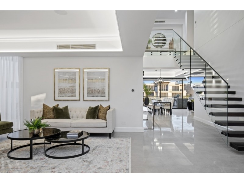 40 Knightsbridge Parade West, Sovereign Islands QLD 4216