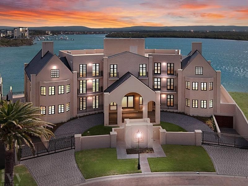 55 Knightsbridge Parade West, Sovereign Islands QLD 4216