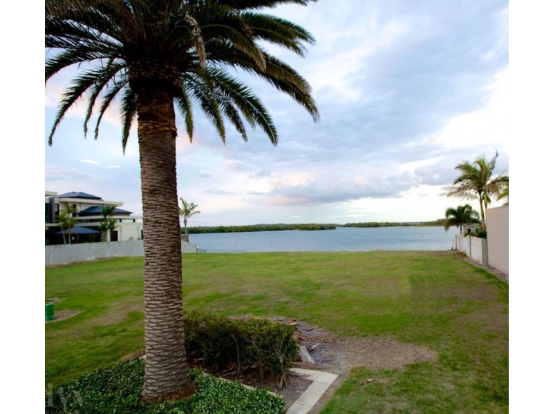3-5 Knightsbridge Parade West, Sovereign Islands QLD 4216