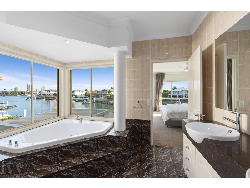 129 Pebble Beach Drive, Runaway Bay QLD 4216