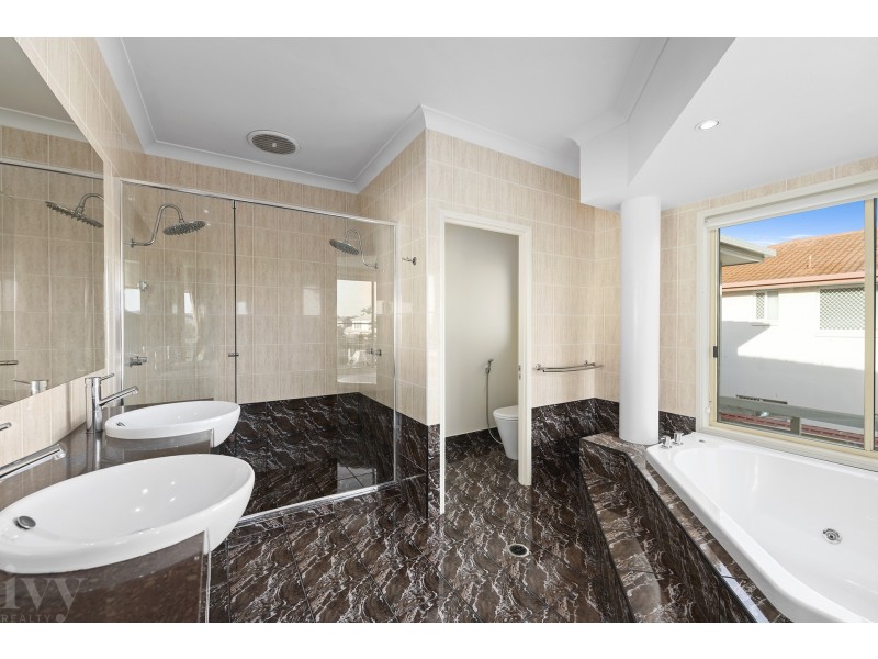 129 Pebble Beach Drive, Runaway Bay QLD 4216