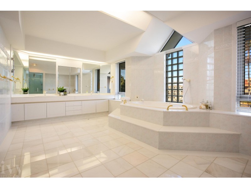 28 Excalibur Court, Sovereign Islands QLD 4216