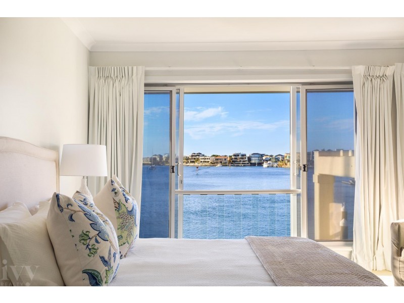 28 Excalibur Court, Sovereign Islands QLD 4216