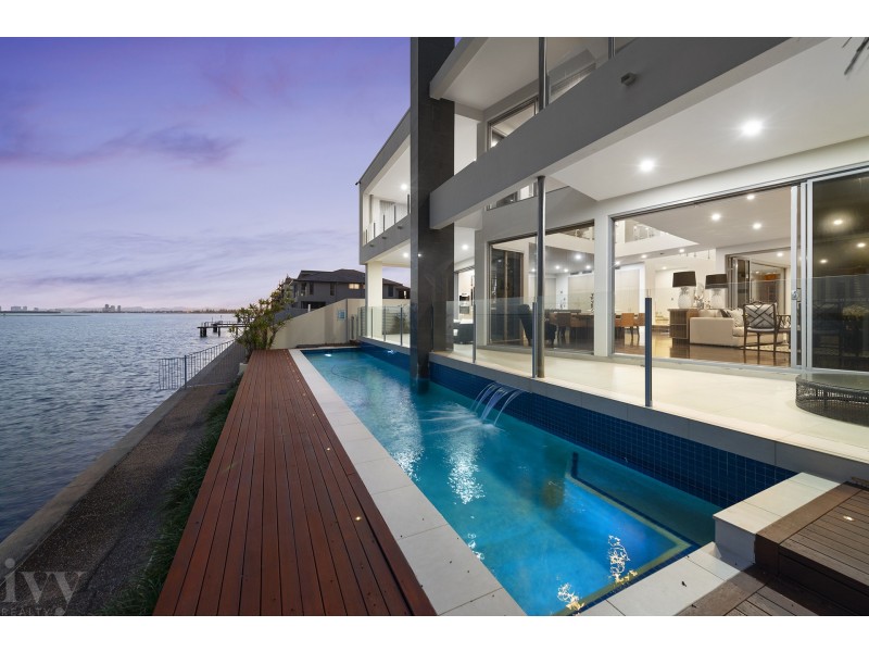 13 Parklane Terrace, Sovereign Islands QLD 4216