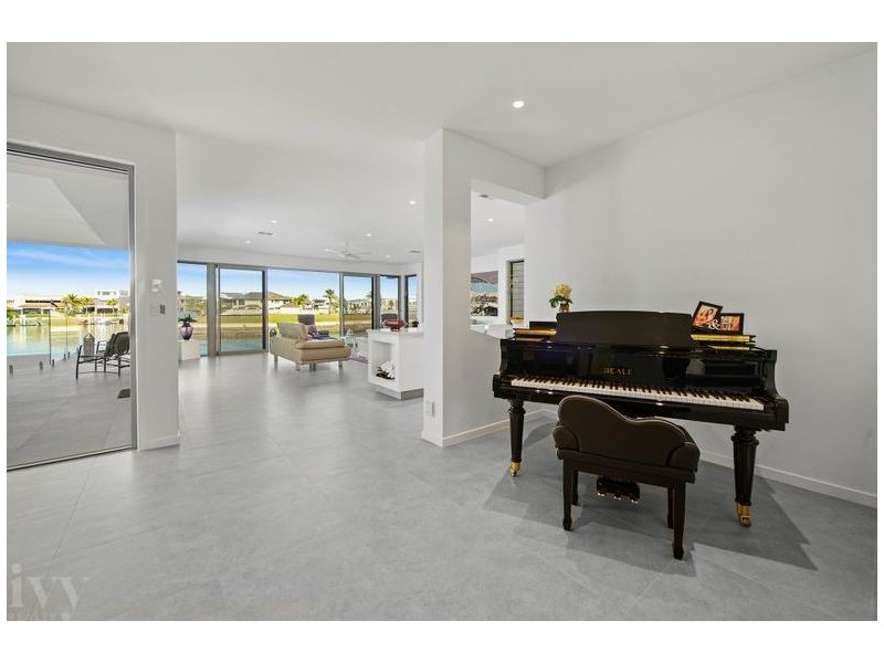 58 Royal Albert Crescent, Sovereign Islands QLD 4216