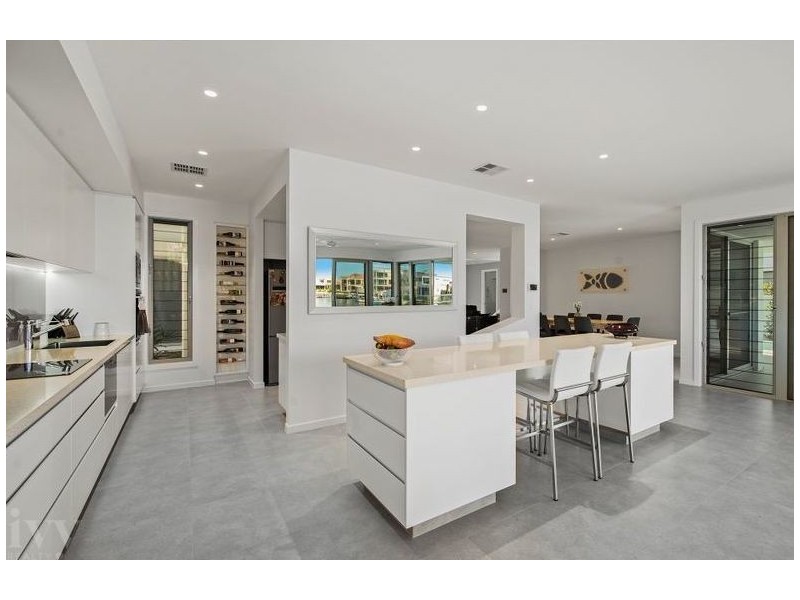 58 Royal Albert Crescent, Sovereign Islands QLD 4216