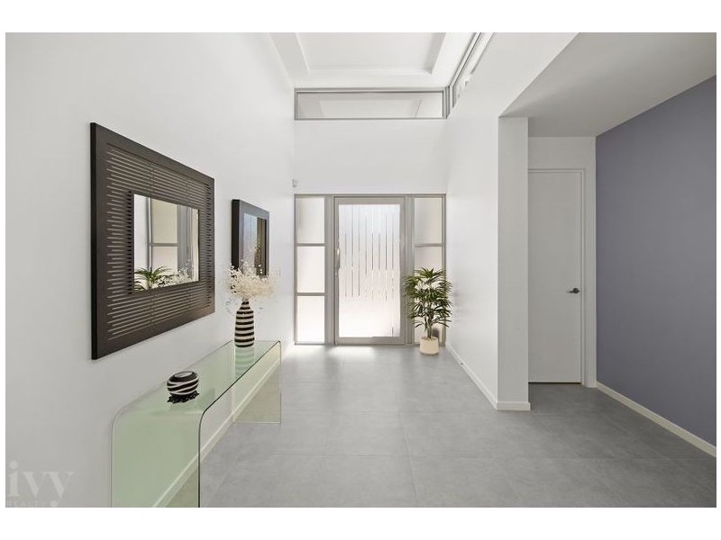 58 Royal Albert Crescent, Sovereign Islands QLD 4216