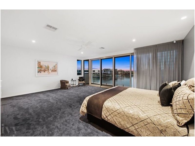 58 Royal Albert Crescent, Sovereign Islands QLD 4216