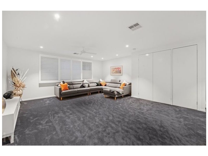 58 Royal Albert Crescent, Sovereign Islands QLD 4216