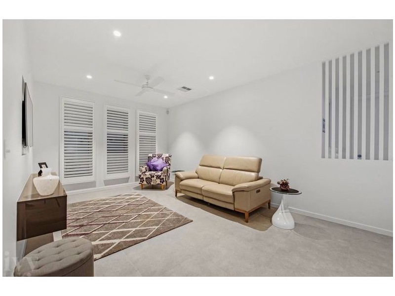 58 Royal Albert Crescent, Sovereign Islands QLD 4216