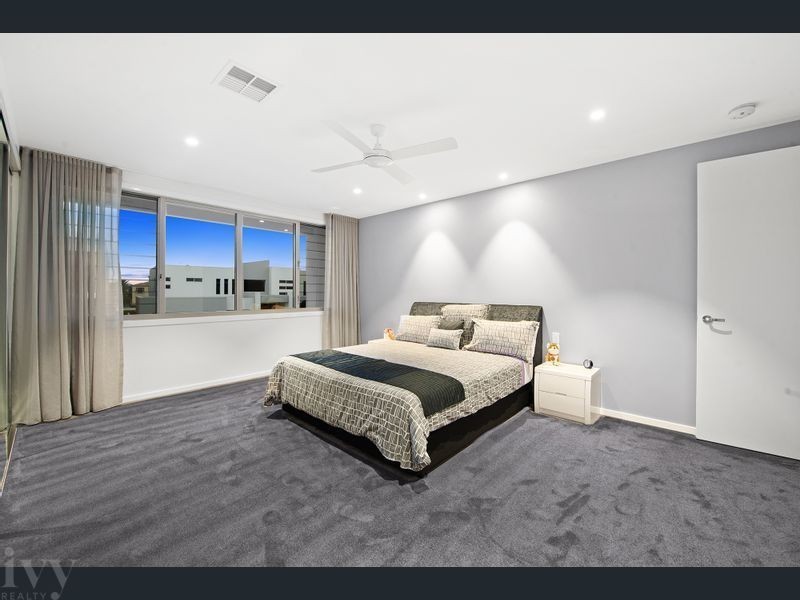 58 Royal Albert Crescent, Sovereign Islands QLD 4216