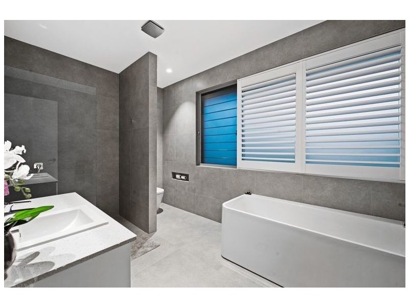 58 Royal Albert Crescent, Sovereign Islands QLD 4216