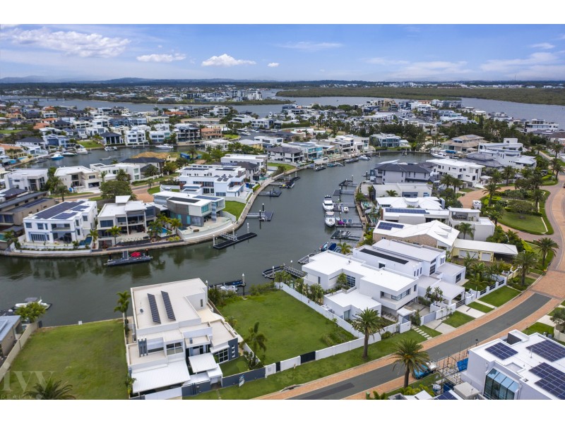 35 Knightsbridge Parade, Sovereign Islands QLD 4216