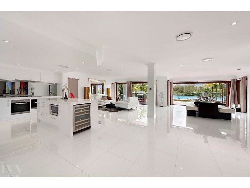 1675 Riverdale Drive, Hope Island QLD 4212