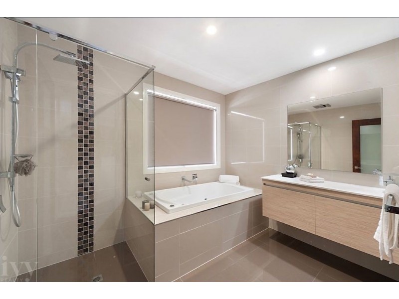 1675 Riverdale Drive, Hope Island QLD 4212