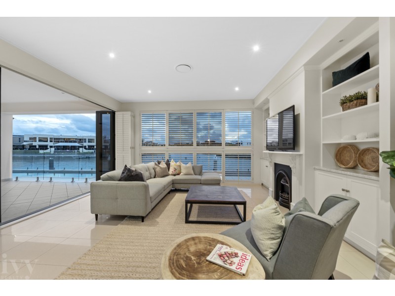 56 Royal Albert Crescent, Sovereign Islands QLD 4216