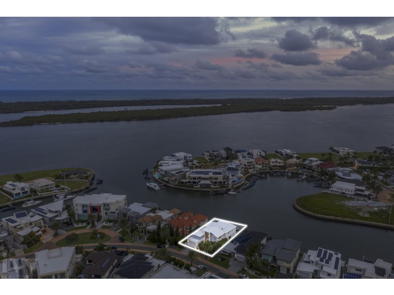 56 Royal Albert Crescent, Sovereign Islands QLD 4216