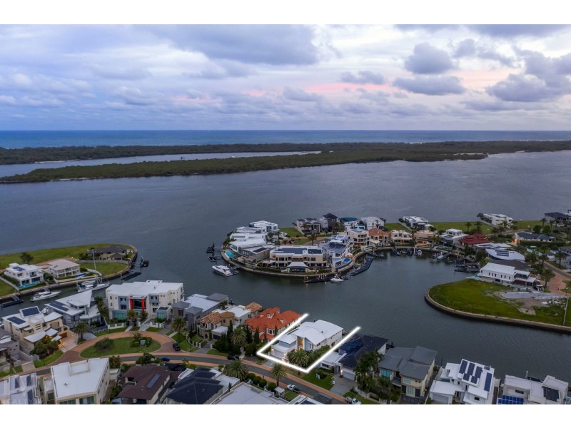 56 Royal Albert Crescent, Sovereign Islands QLD 4216