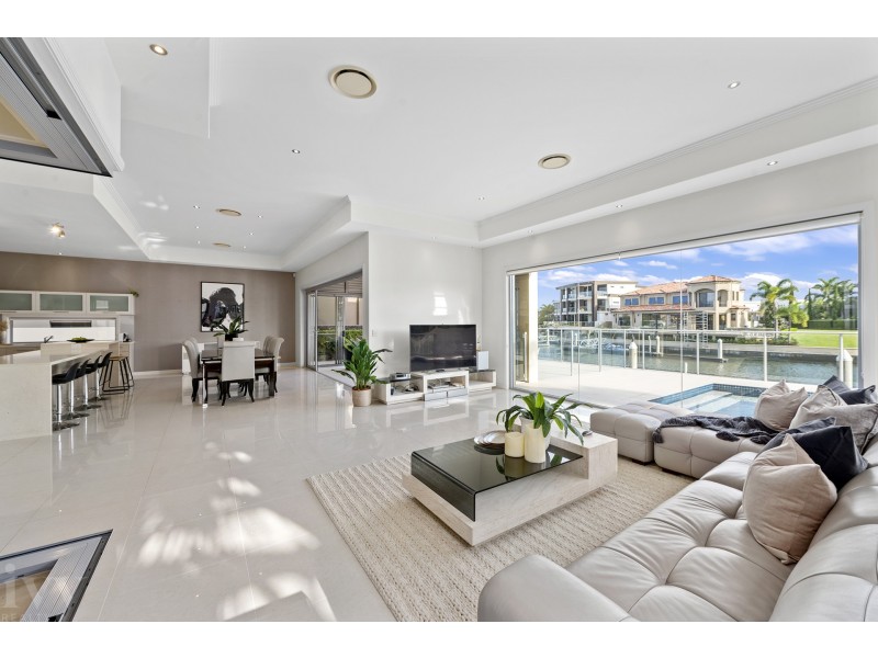 5 Royal Albert Crescent, Sovereign Islands QLD 4216