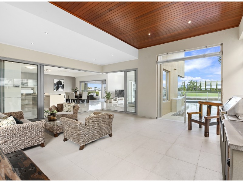5 Royal Albert Crescent, Sovereign Islands QLD 4216