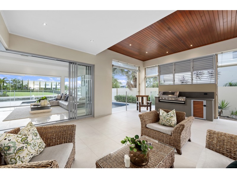 5 Royal Albert Crescent, Sovereign Islands QLD 4216