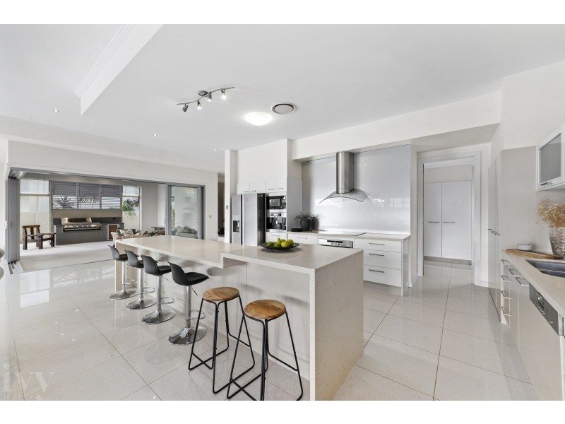 5 Royal Albert Crescent, Sovereign Islands QLD 4216