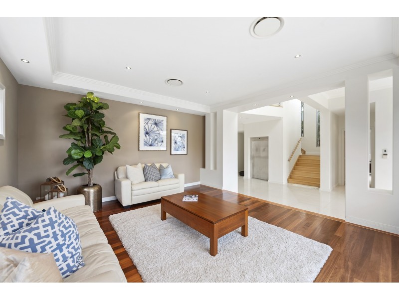 5 Royal Albert Crescent, Sovereign Islands QLD 4216