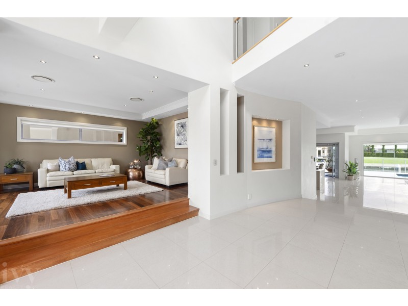 5 Royal Albert Crescent, Sovereign Islands QLD 4216