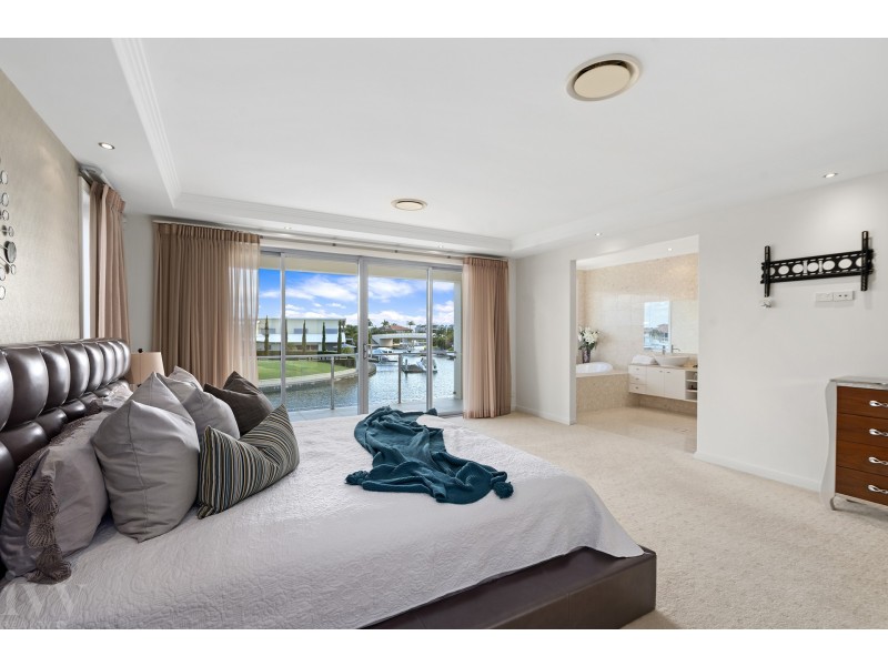 5 Royal Albert Crescent, Sovereign Islands QLD 4216