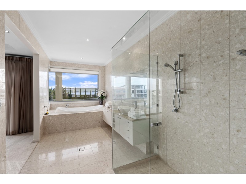 5 Royal Albert Crescent, Sovereign Islands QLD 4216