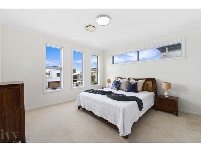 5 Royal Albert Crescent, Sovereign Islands QLD 4216