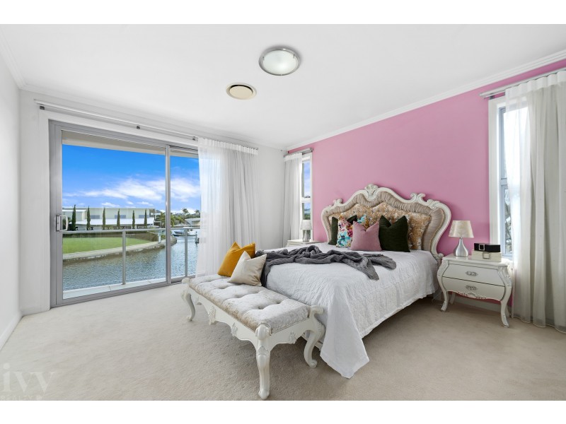 5 Royal Albert Crescent, Sovereign Islands QLD 4216