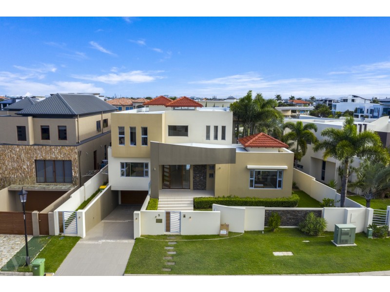 5 Royal Albert Crescent, Sovereign Islands QLD 4216