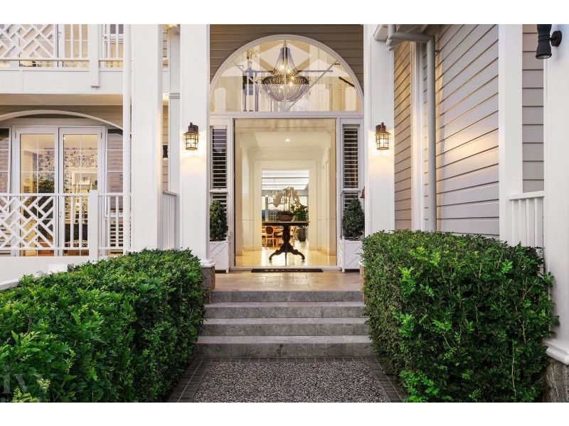 1 Royal Mews, Sovereign Islands QLD 4216